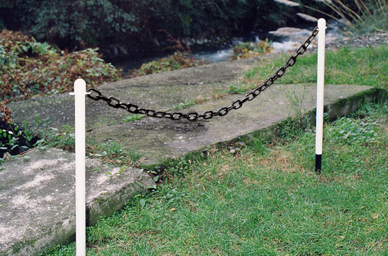 (Pack of 16) Flexibarrier Post & Chain Barrier with Plastic Pole - Spike and 25m chain