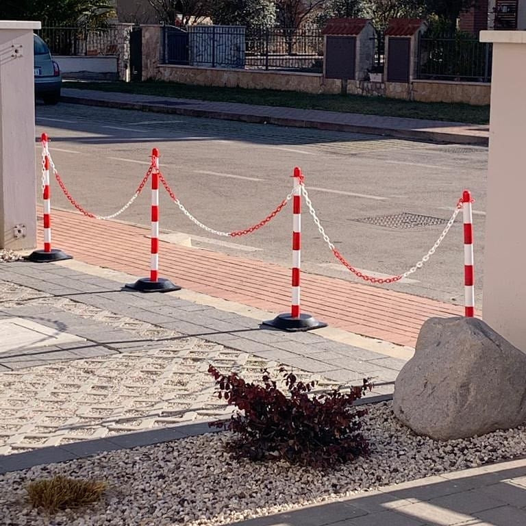 Post & Chain Barrier Kit -Basic-, 16 Posts incl. 25m Plastic Chain (Red/White)