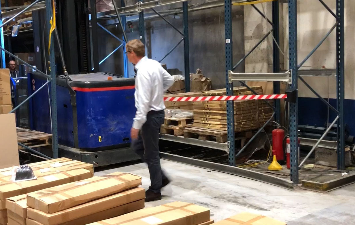 Load video: Efficient and easy to install, this wall-mounted belt barrier is the perfect solution for managing crowd control and cordoning off areas in warehouses, loading bays, or public spaces. With its 10-meter retractable belt, this barrier allows for maximum flexibility in creating safe, restricted zones. The durable design ensures long-lasting performance, making it ideal for both indoor and outdoor use.