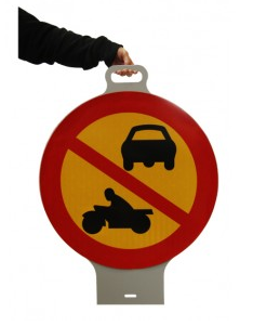 Plastskylt med handtag. Körförbud.