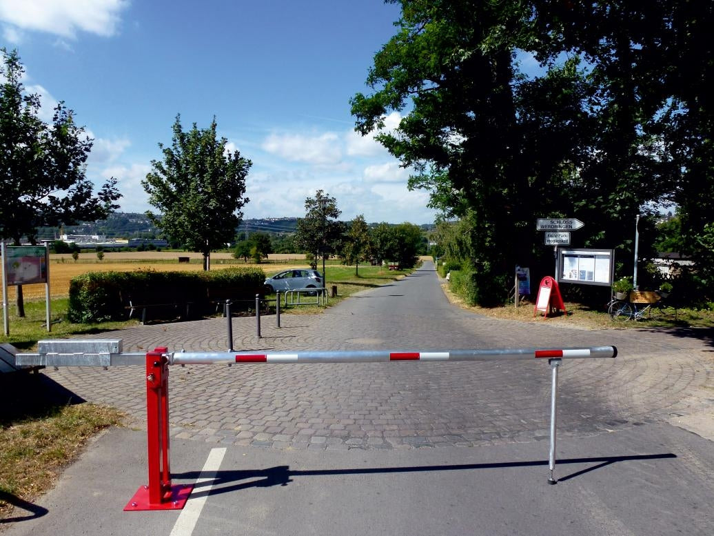 Access barrier with counterweight and swing post