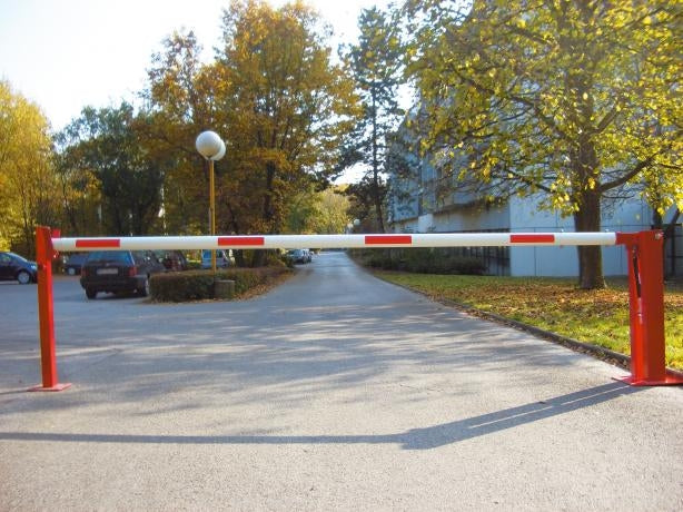 Manual Access Barrier with pneumatic spring and fixed pole support